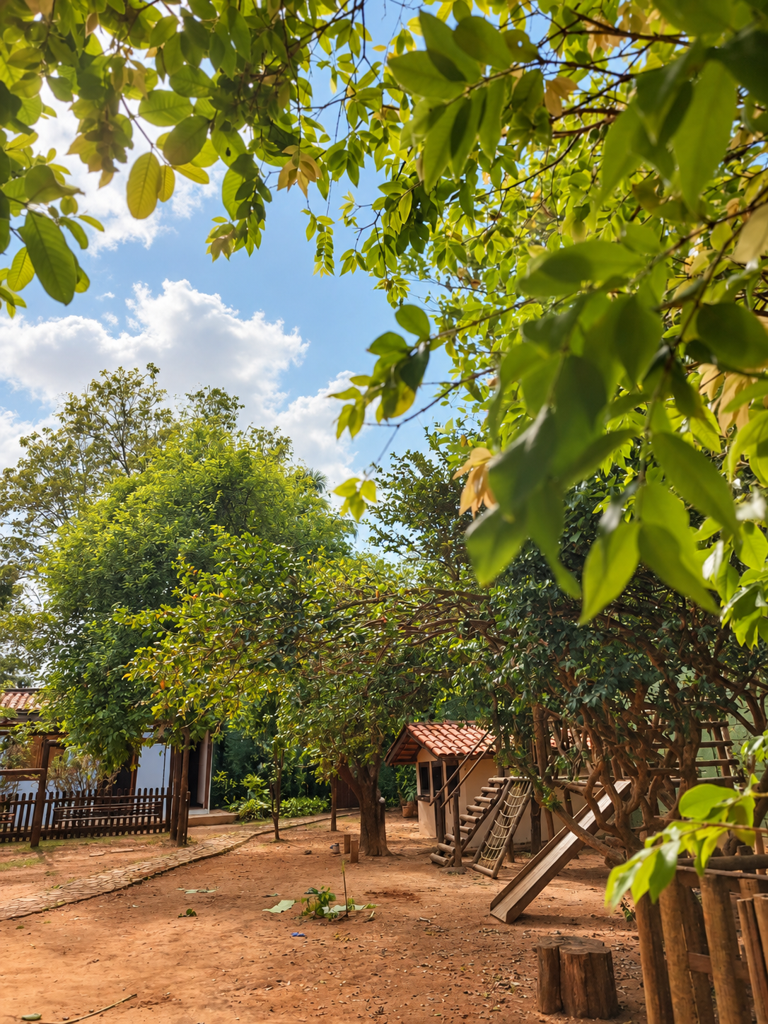 Quintal arborizado com brinquedos de madeira